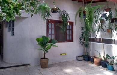 Imagem: A casa possui 3 Dormitórios, 2 Banheiros, 2 Vagas na garagem