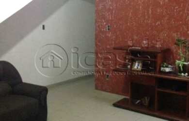 Imagem: A casa possui 3 Dormitórios, 1 Banheiro, 2 Vagas na garagem