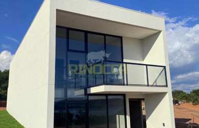 Imagem: A casa possui 3 Dormitórios, 2 Banheiros, 2 Vagas na garagem