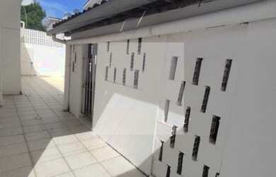 Imagem: A casa possui 4 Dormitórios, 3 Banheiros, 3 Vagas na garagem