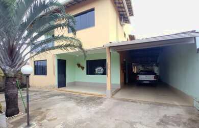 Imagem: A casa possui 3 Dormitórios, 3 Banheiros, 3 Vagas na garagem