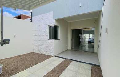 Imagem: A casa possui 4 Dormitórios, 2 Banheiros, 1 Vaga na garagem