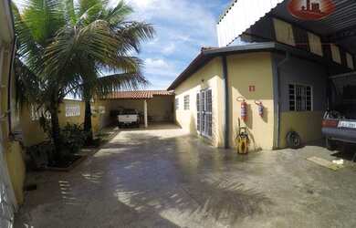 Imagem: A casa possui 2 Dormitórios, 3 Banheiros, 5 Vagas na garagem