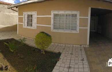 Imagem: A casa possui 3 Dormitórios, 2 Banheiros, 2 Vagas na garagem