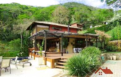 Imagem: A casa em condomínio à venda possui 5 Dormitórios, 5 Banheiros