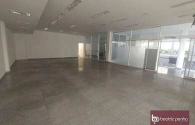 Imagem: O depósito possui 5 Vagas na garagem, 300m² de Área e está