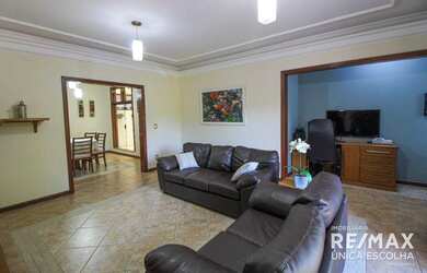 Imagem: A casa possui 4 Dormitórios, 2 Banheiros, 2 Vagas na garagem