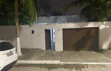 Imagem: A casa possui 4 Dormitórios, 3 Banheiros e 4 Vagas na garagem