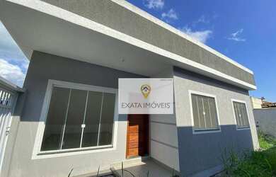 Imagem: A casa possui 3 Dormitórios, 2 Banheiros, 2 Vagas na garagem