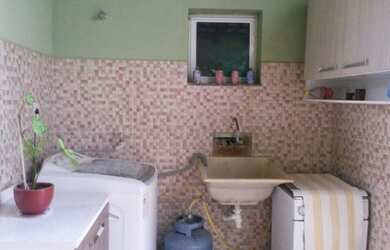 Imagem: A casa possui 2 Dormitórios, 1 Banheiro, 2 Vagas na garagem