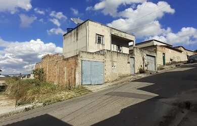 Imagem: A casa possui 3 Dormitórios, 3 Banheiros, 3 Vagas na garagem