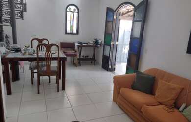 Imagem: A casa possui 3 Dormitórios, 3 Banheiros, 2 Vagas na garagem