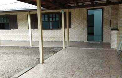 Imagem: A casa possui 3 Dormitórios, 2 Banheiros, 2 Vagas na garagem