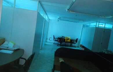 Imagem: O depósito possui 2 Vagas na garagem, 80m² de Área e está