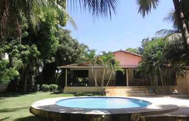 Imagem: A casa possui 4 Dormitórios, 2 Banheiros, 3 Vagas na garagem