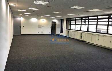 Imagem: O depósito possui 3 Vagas na garagem, 108m² de Área e está