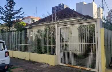 Imagem: A casa possui 3 Dormitórios, 1 Banheiro, 1 Vaga na garagem