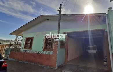 Imagem: A casa possui 5 Dormitórios, 2 Banheiros, 4 Vagas na garagem