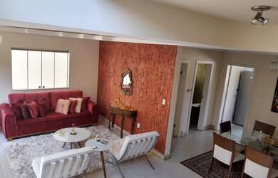 Imagem: A casa possui 4 Dormitórios, 5 Banheiros, 2 Vagas na garagem