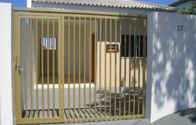 Imagem: A casa possui 2 Dormitórios, 1 Banheiro, 1 Vaga na garagem