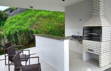 Imagem: O apartamento possui 2 Dormitórios, 1 Banheiro, 1 Vaga na garagem