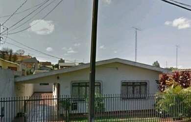 Imagem: A casa possui 3 Dormitórios, 1 Banheiro, 4 Vagas na garagem