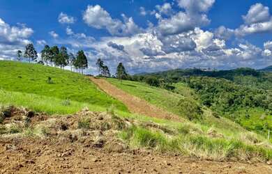 Imagem: O terreno possui 600m² de Área e está localizado em Centro