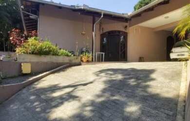 Imagem: A casa possui 3 Dormitórios, 3 Banheiros, 2 Vagas na garagem