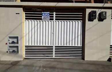 Imagem: A casa possui 2 Dormitórios, 3 Banheiros, 1 Vaga na garagem