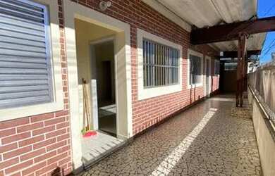 Imagem: A casa possui 2 Dormitórios, 1 Banheiro, 1 Vaga na garagem