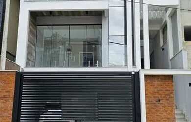 Imagem: A casa possui 3 Dormitórios, 3 Banheiros, 2 Vagas na garagem