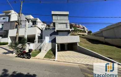 Imagem: A casa em condomínio possui 4 Dormitórios, 5 Banheiros, 2