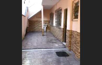 Imagem: A casa possui 3 Dormitórios, 2 Banheiros, 2 Vagas na garagem