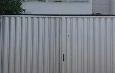 Imagem: A casa possui 3 Dormitórios, 3 Banheiros, 2 Vagas na garagem