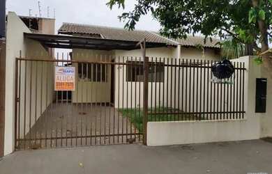 Imagem: A casa possui 3 Dormitórios, 2 Banheiros, 1 Vaga na garagem