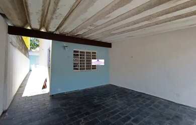 Imagem: A casa possui 2 Dormitórios, 1 Banheiro, 2 Vagas na garagem