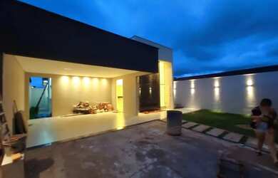 Imagem 2: Casa de alto padrão a venda no Jardim Balneário Meia Ponte, possui 360m² de lote e 185m² c