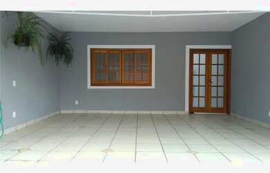 Imagem: A casa possui 3 Dormitórios, 3 Banheiros, 2 Vagas na garagem