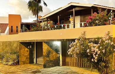 Imagem: A casa possui 5 Dormitórios, Acomodam 30 pessoas, 5 Vagas na