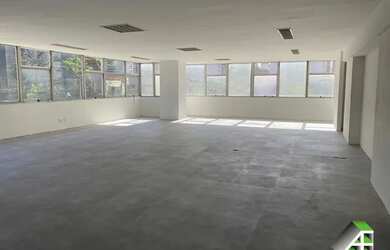 Imagem: O depósito possui 2 Vagas na garagem, 168m² de Área e está