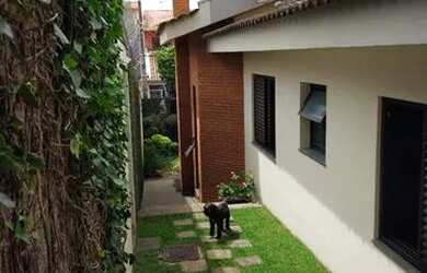 Imagem: A casa possui 3 Dormitórios, 3 Banheiros, 2 Vagas na garagem