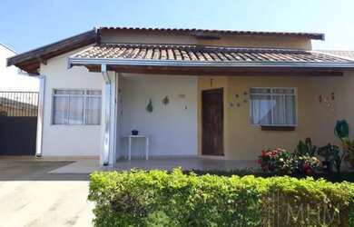 Imagem: A casa em condomínio possui 3 Dormitórios, 1 Banheiro, 2 Vagas