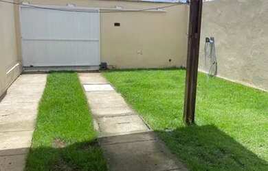 Imagem: A casa possui 3 Dormitórios, 2 Banheiros, 2 Vagas na garagem