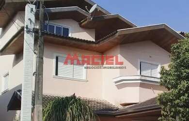 Imagem: A casa em condomínio possui 5 Dormitórios, 3 Banheiros, 2