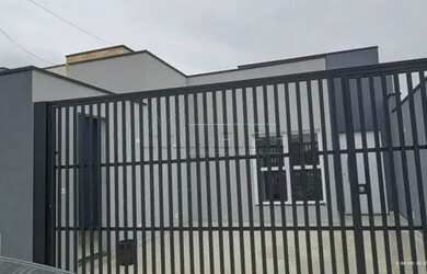 Imagem: A casa possui 3 Dormitórios, 2 Banheiros, 2 Vagas na garagem