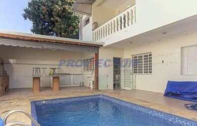 Imagem: A casa possui 4 Dormitórios, 4 Banheiros, 5 Vagas na garagem