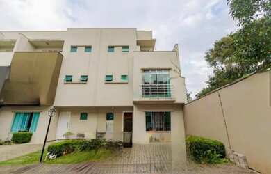 Imagem: A casa possui 3 Dormitórios, 4 Banheiros, 2 Vagas na garagem