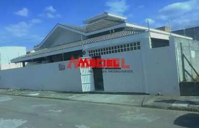 Imagem: A casa possui 4 Dormitórios, 2 Banheiros, 5 Vagas na garagem