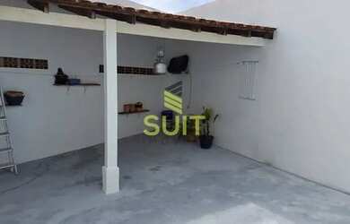 Imagem: A casa possui 2 Dormitórios, 2 Banheiros, 2 Vagas na garagem