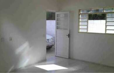 Imagem: A casa possui 1 Dormitório, 1 Banheiro, 1 Vaga na garagem